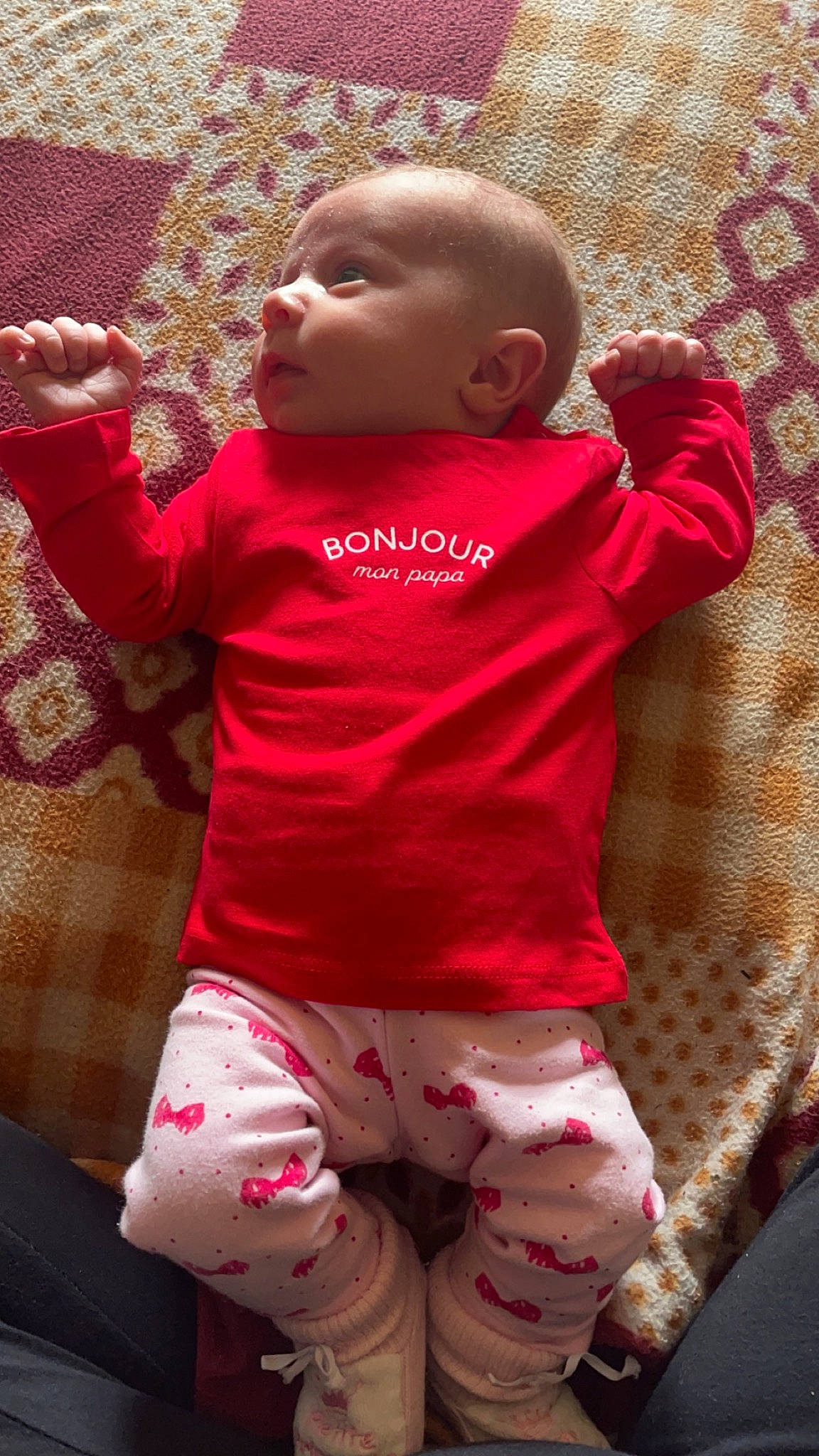 Lya a rejoint le concours — aidez-le/la à gagner de superbes lots ! baby, baby_toddler_clothing, cheek, child, chin, eye, finger, fun, happy, human_body, joint, magenta, person, pink, red, skin, sleeve, t_shirt, thigh, toddler
