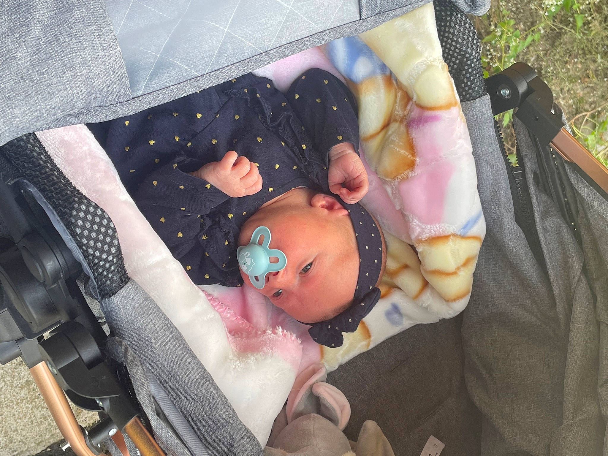 Lya a rejoint le concours — aidez-le/la à gagner de superbes lots ! baby, baby_carriage, baby_products, baby_toddler_clothing, car_seat, child, comfort, fashion_accessory, lap, linens, pattern, person, sitting, toddler