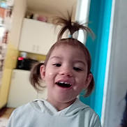 Sofya a rejoint le concours — aidez-le/la à gagner de superbes lots ! baby, bodypart, clothing, face, finger, hair, hand, happy, head, laughing, longsleeve, mouth, person, photography, portrait, shelf, sleeve, smile, t_shirt, teeth