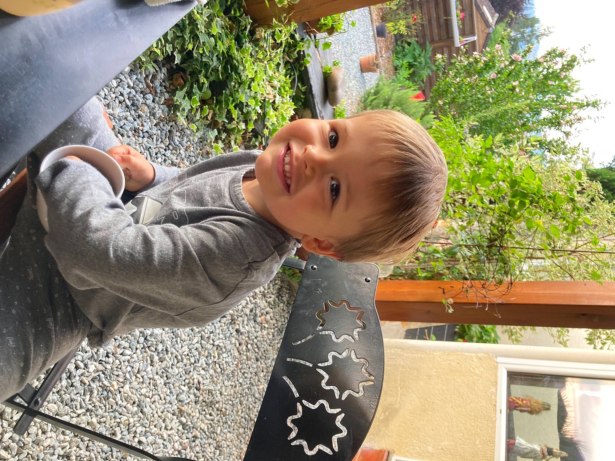 Dorian participe au concours pour gagner de l'argent avec cette photo : child, city, flooring, fun, garden, grass, happy, joy, leaf, leisure, person, plant, play, recreation, sitting, smile, toddler, tree, vacation, window