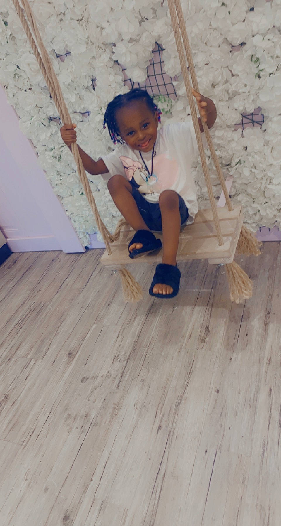 Johanna a rejoint le concours — aidez-le/la à gagner de superbes lots ! chair, floor, flooring, foot, hardwood, hat, human_leg, joy, knee, laminate_flooring, leisure, person, sandal, shorts, sitting, t_shirt, thigh, toddler, varnish, wood