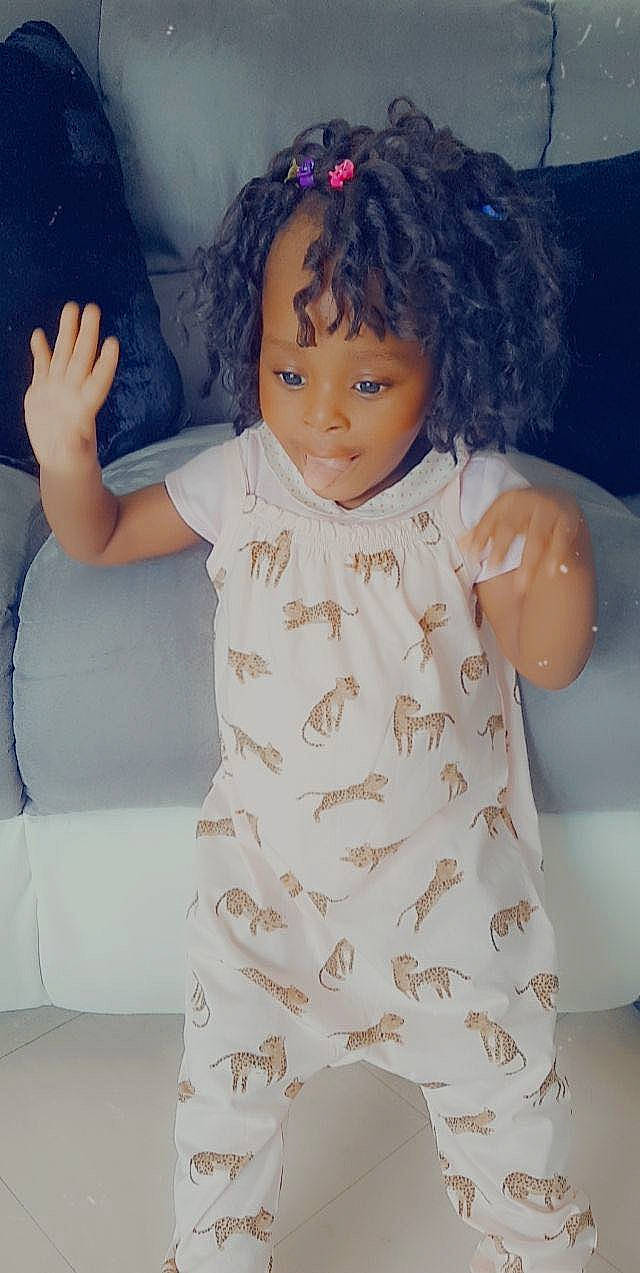 Johanna a rejoint le concours — aidez-le/la à gagner de superbes lots ! arm, baby_toddler_clothing, cheek, eye, eyebrow, facial_expression, forehead, hairstyle, human, joint, lip, neck, nose, organ, outerwear, person, product, skin, sleeve, textile