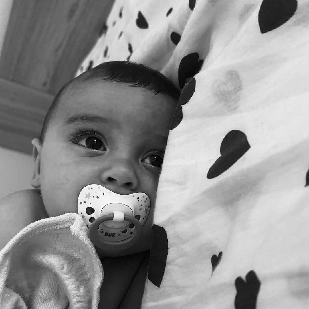 Andrea a rejoint le concours — aidez-le/la à gagner de superbes lots ! baby, bed, black_and_white, blanket, calm, child, close_up, comfort, cute, expression, face, heart_pattern, infant, lying_down, pacifier, pattern, rest, sleeping, soft, texture