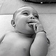 Andrea a rejoint le concours — aidez-le/la à gagner de superbes lots ! baby, infant, child, face, hand, skin, pillow, soft, lying_down, closeup, smile, happy, cute, indoors, monochrome, black_and_white, expression, young, portrait, peaceful