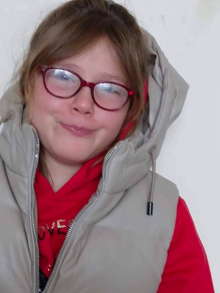 Cillyanna participe au concours pour gagner de l'argent avec cette photo : blond, cheek, eyebrow, eyelash, eyewear, fun, glasses, iris, jaw, joy, layered_hair, lip, mouth, neck, nose, outerwear, person, selfie, sleeve, smile