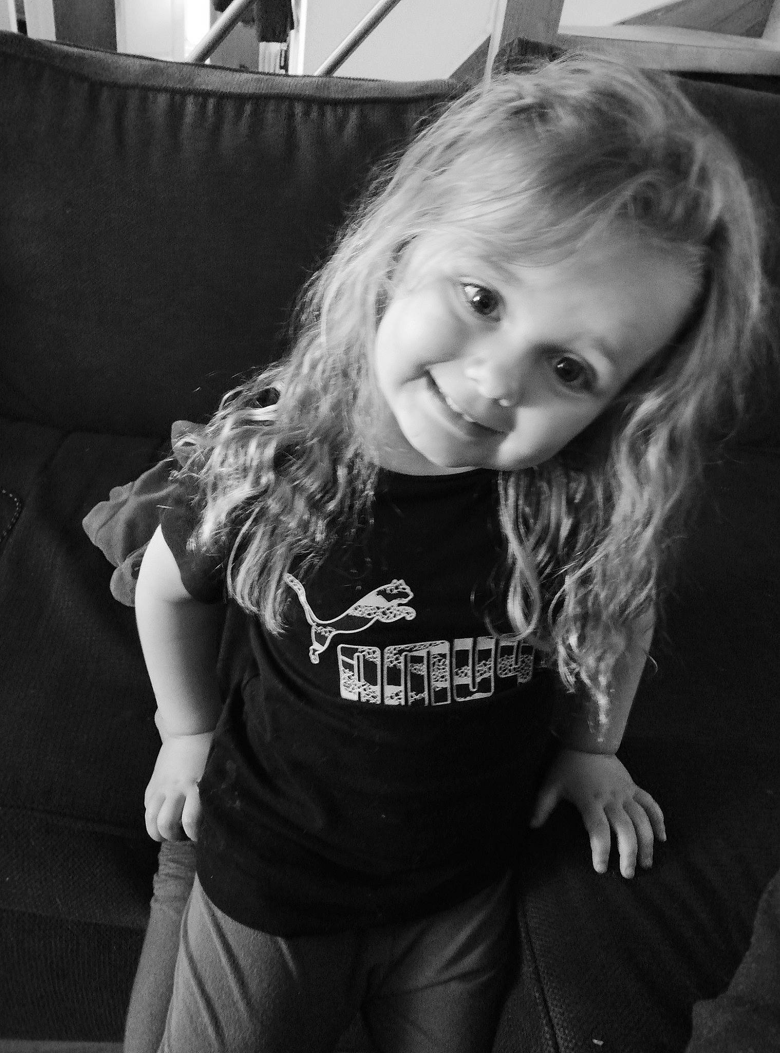 Keyssie participe au concours pour gagner de l'argent avec cette photo : black, black_and_white, blond, child, eye, face, flash_photography, fun, grass, happy, iris, joy, long_hair, monochrome, monochrome_photography, person, sleeve, smile, standing, style