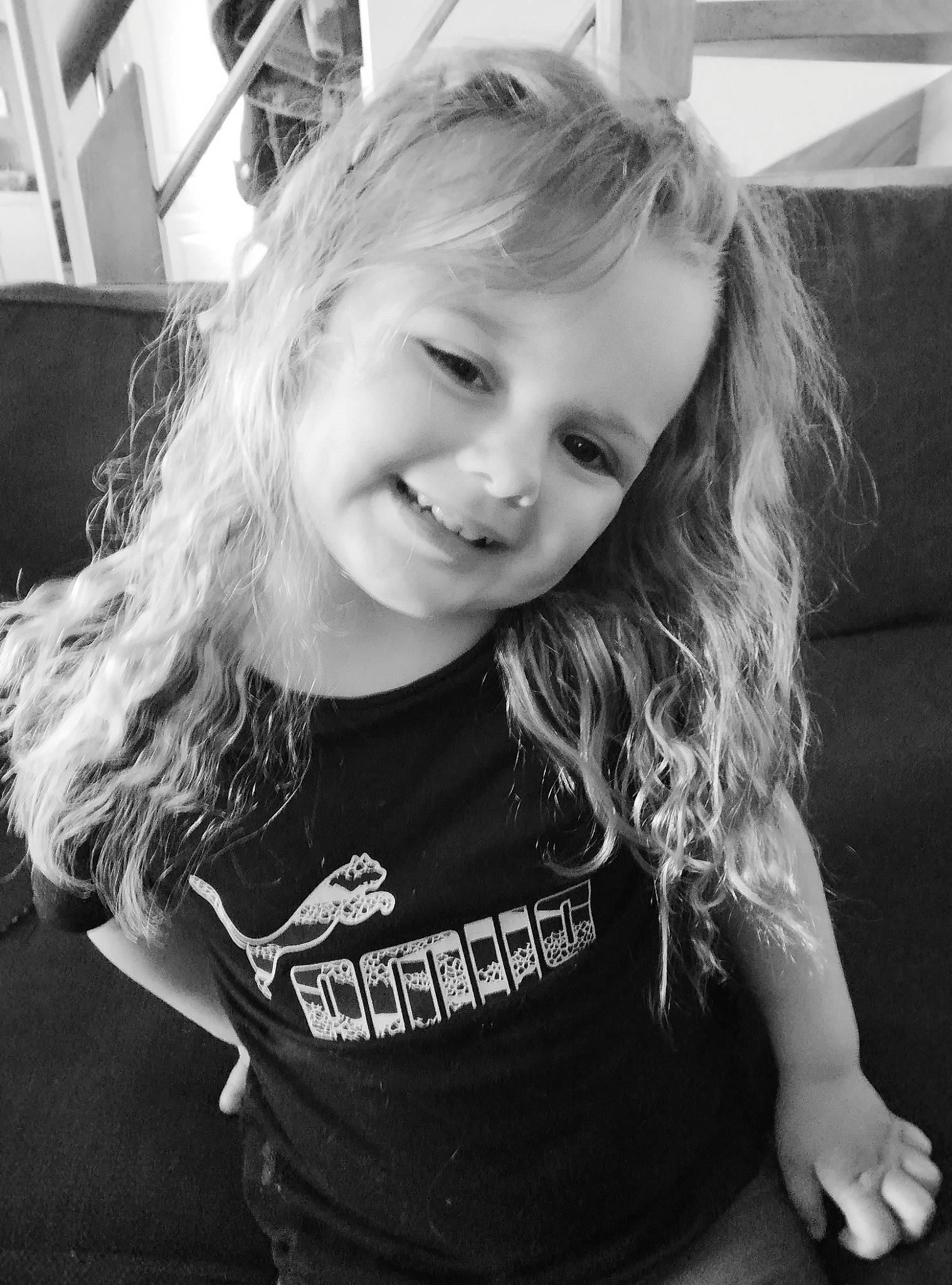Keyssie participe au concours pour gagner de l'argent avec cette photo : black_and_white, cheek, cool, eye, eyebrow, facial_expression, flash_photography, fun, hair, hairstyle, happy, iris, joy, mammal, person, shoulder, skin, sleeve, smile, standing