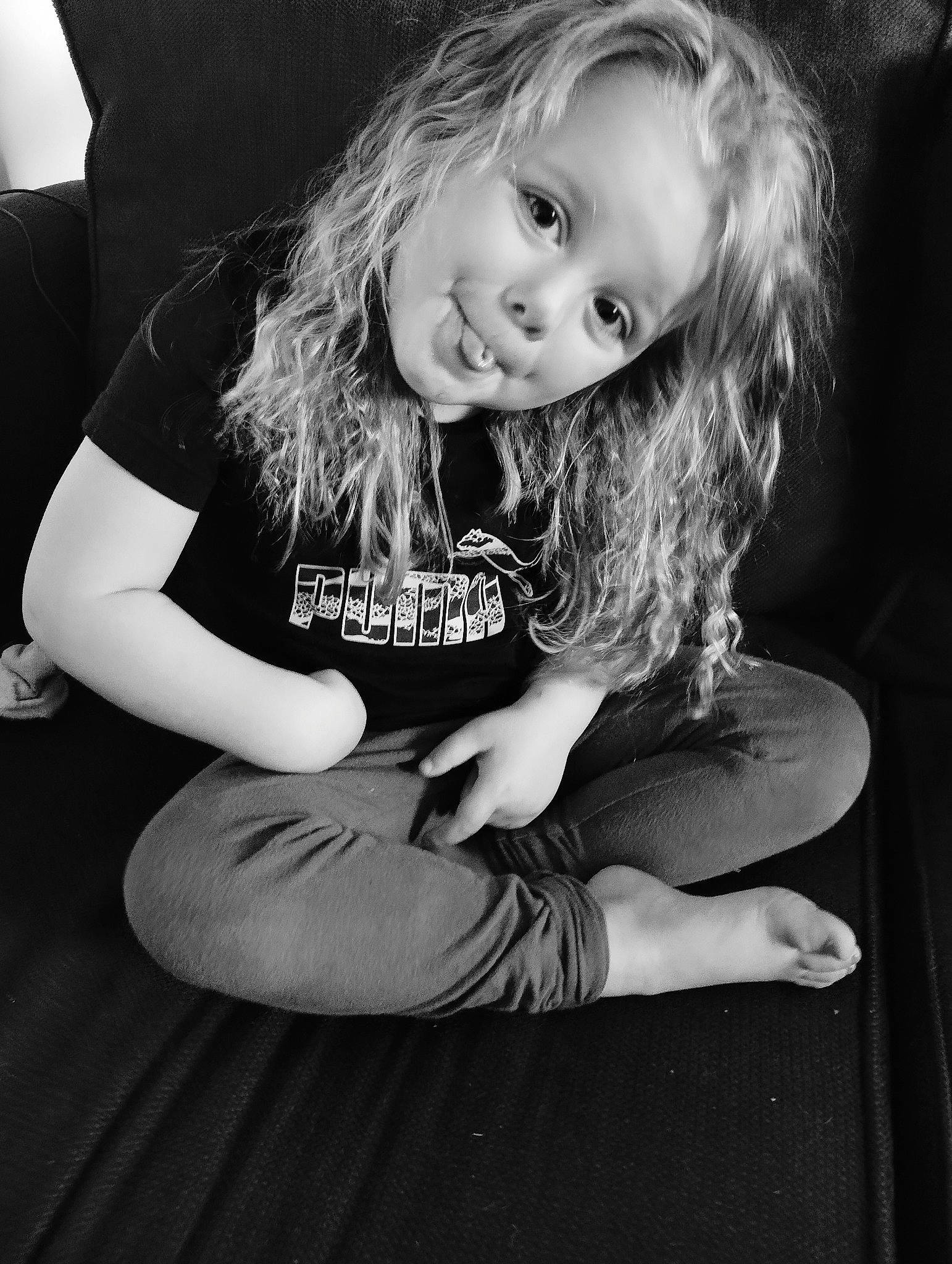 Keyssie participe au concours pour gagner de l'argent avec cette photo : arm, black, black_and_white, elbow, eye, flash_photography, hair, hairstyle, happy, head, human_body, knee, leg, person, shoulder, skin, smile, style, thigh, toddler