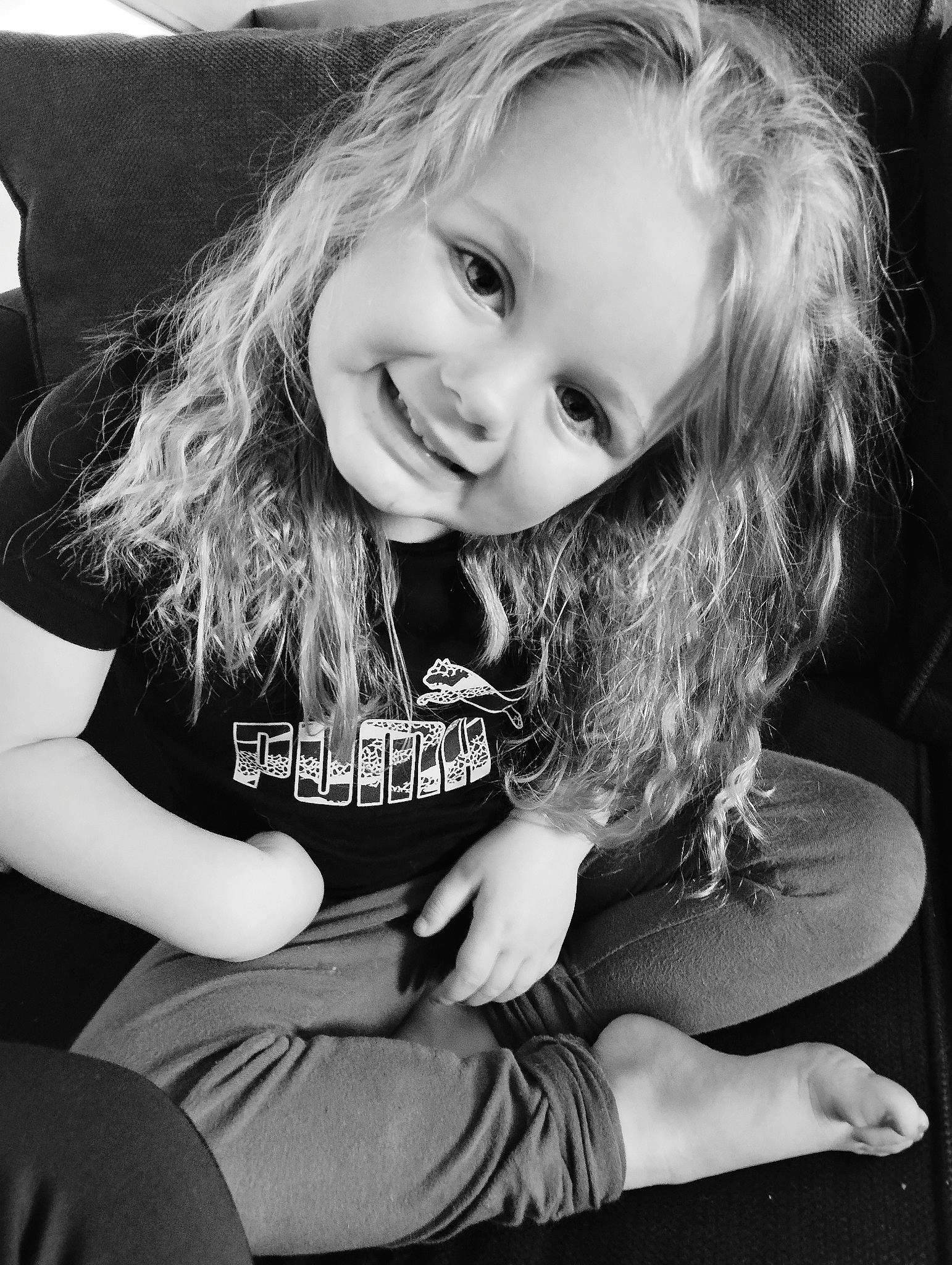 Keyssie participe au concours pour gagner de l'argent avec cette photo : black, black_and_white, child, cool, eye, flash_photography, fun, grass, hairstyle, happy, iris, joy, lip, long_hair, monochrome, person, skin, sleeve, smile, style