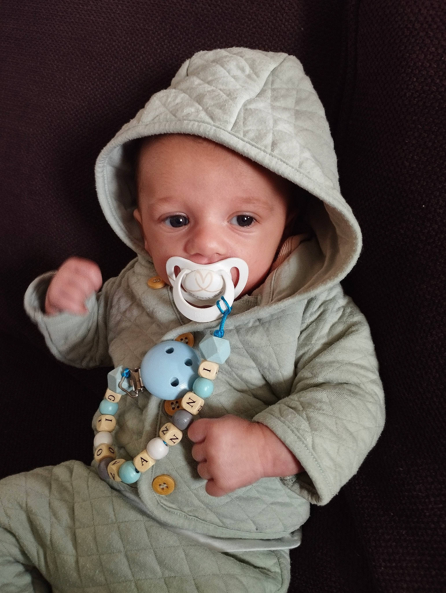 Giovanni a rejoint le concours — aidez-le/la à gagner de superbes lots ! arm, baby, baby_toddler_clothing, cheek, child, chin, comfort, eye, hand, head, headwear, human_body, iris, lip, mouth, nose, outerwear, person, sitting, skin
