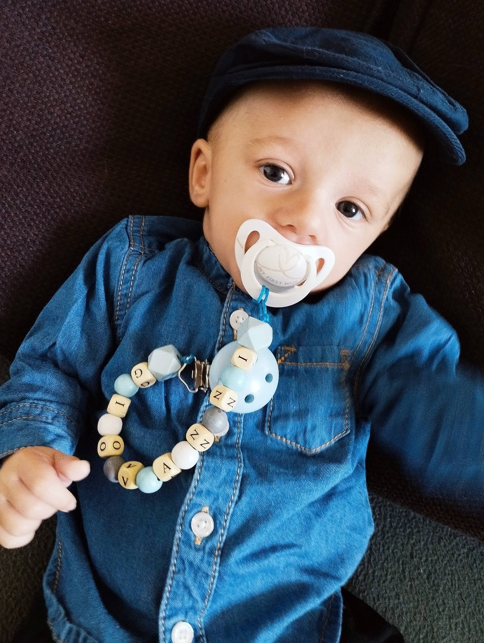 Giovanni a rejoint le concours — aidez-le/la à gagner de superbes lots ! baby, baby_toddler_clothing, bow_tie, cap, collar, cool, denim, electric_blue, eye, finger, hand, happy, headgear, outerwear, person, skin, sleeve, textile, toddler, toy