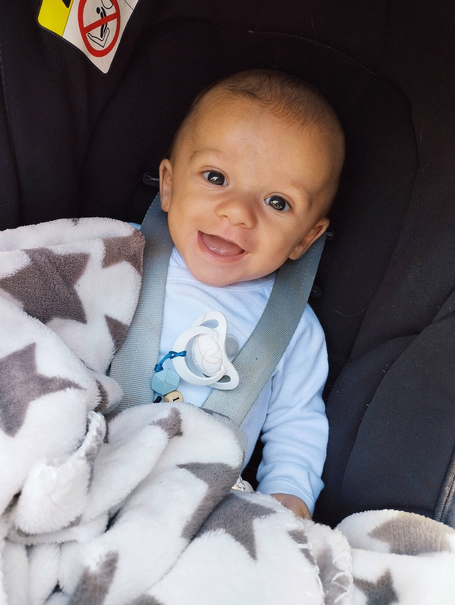 Giovanni a rejoint le concours — aidez-le/la à gagner de superbes lots ! baby, baby_in_car_seat, baby_products, baby_safety, baby_toddler_clothing, car_seat, cheek, child, comfort, facial_expression, formal_wear, happy, iris, linens, outerwear, person, sitting, skin, sleeve, smile