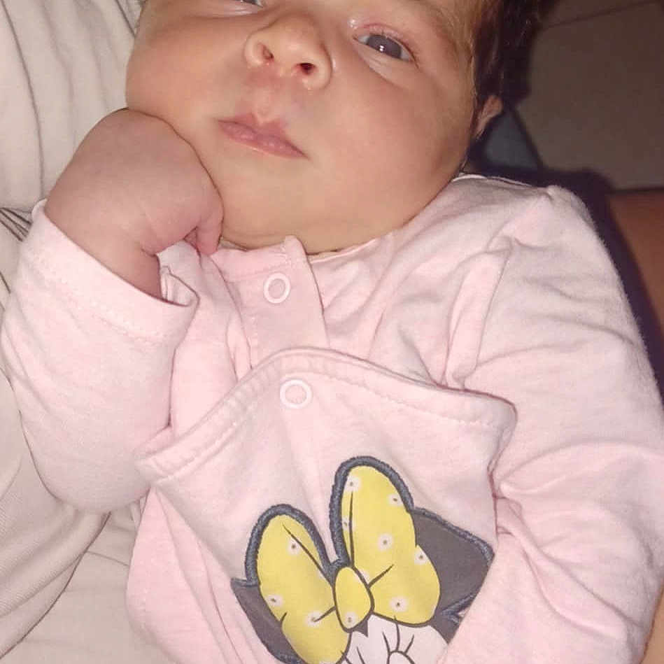 Elyça a rejoint le concours — aidez-le/la à gagner de superbes lots ! baby, casual, child, closeup, curly_hair, cute, expression, face, hand, holding, human, indoor, infant, minnie_mouse, person, pink_clothing, portrait, resting, soft_lighting, toddler