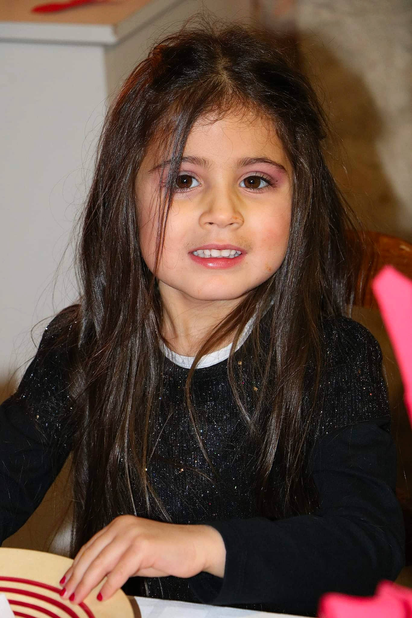 Julia a rejoint le concours — aidez-le/la à gagner de superbes lots ! black, chair, cheek, child, chin, event, eye, eyelash, facial_expression, fun, hair, happy, head, iris, joy, office_supplies, person, plate, sitting, smile