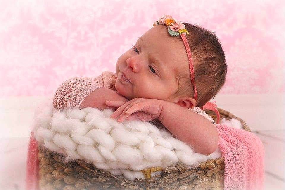 Makenzy participe au concours pour gagner de l'argent avec cette photo : baby, baby_sleeping, baby_toddler_clothing, basket, cheek, comfort, eye, face, flash_photography, hand, happy, head, headband, linens, lip, person, pink, skin, smile, toddler