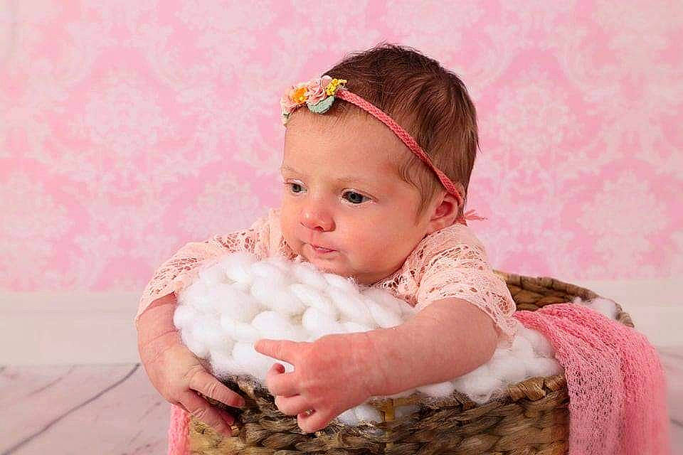 Makenzy a rejoint le concours — aidez-le/la à gagner de superbes lots ! baby, baby_toddler_clothing, cheek, child, chin, eye, flash_photography, happy, head, headband, headgear, headpiece, jewellery, neck, pattern, person, pink, skin, sleeve, textile