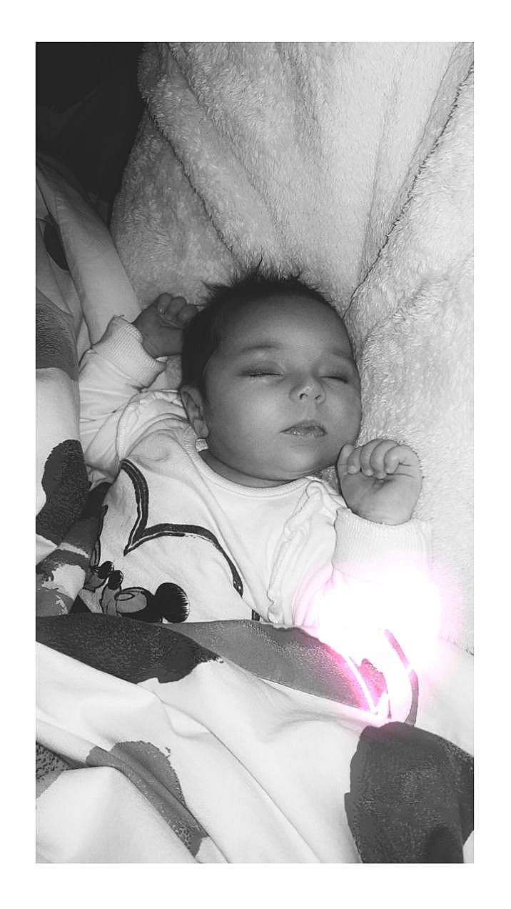 Makenzy participe au concours pour gagner de l'argent avec cette photo : baby, baby_products, baby_sleeping, baby_toddler_clothing, bedding, black_and_white, child, comfort, face, hair, happy, head, infant_bed, linens, monochrome, monochrome_photography, mouth, person, skin, textile