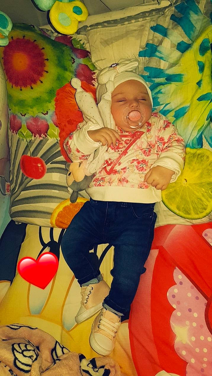 Makenzy a rejoint le concours — aidez-le/la à gagner de superbes lots ! baby, baby_toddler_clothing, boot, child, design, event, fun, happy, leisure, orange, pattern, person, pink, plant, red, room, sneakers, textile, toddler, tree