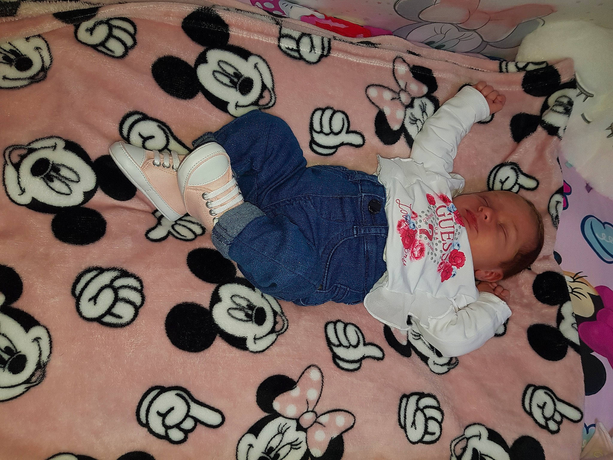 Makenzy a rejoint le concours — aidez-le/la à gagner de superbes lots ! baby_toddler_clothing, comfort, cool, facial_expression, fashion, finger, floor, flooring, happy, joint, leisure, linens, mammal, pattern, person, pink, product, sleeve, textile, thigh