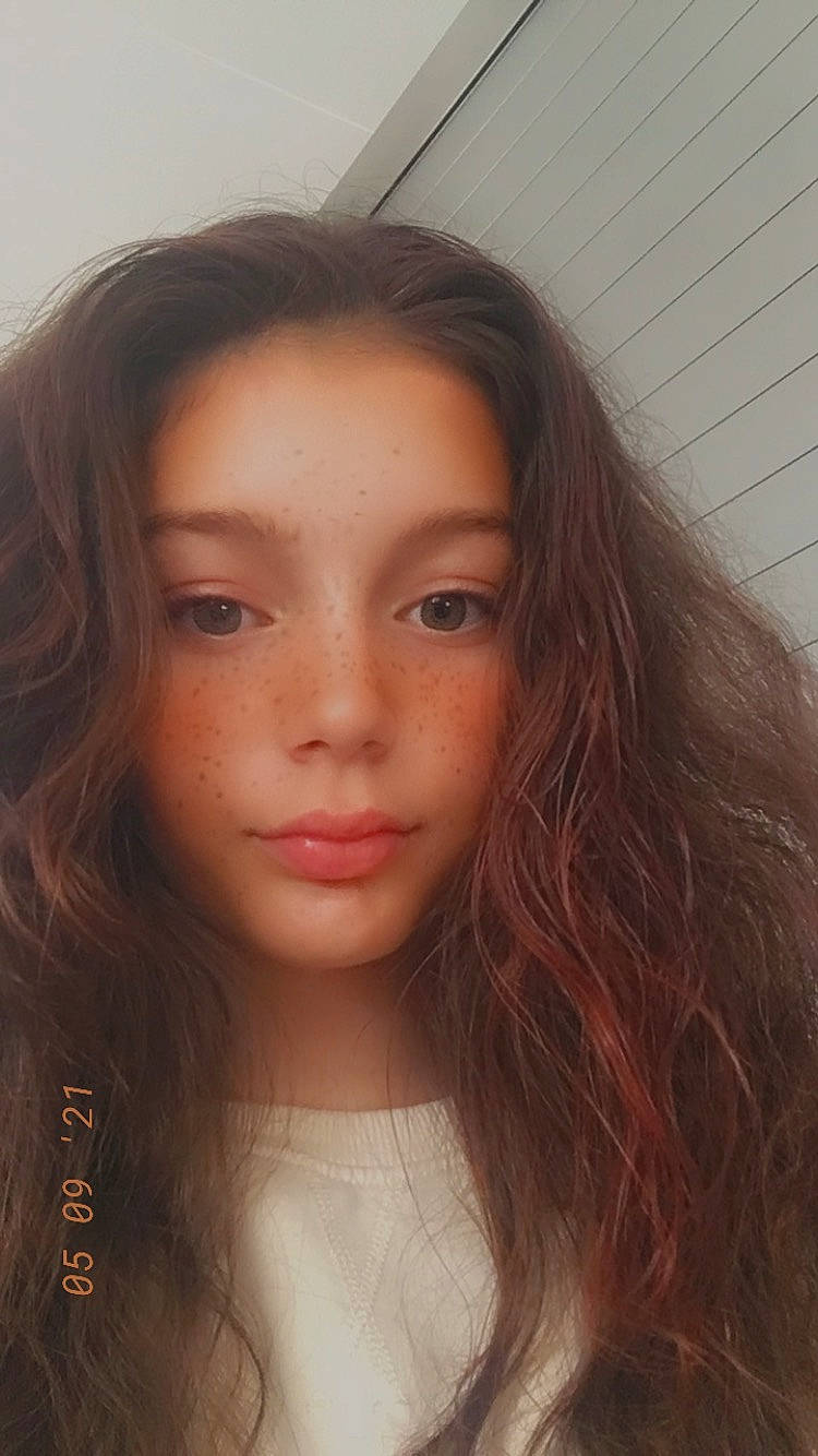 Hortense participe au concours pour gagner de l'argent avec cette photo : black_hair, brown, cheek, eyebrow, eyelash, flash_photography, forehead, iris, jaw, layered_hair, lip, liver, long_hair, mouth, neck, nose, person, shoulder, skin, smile