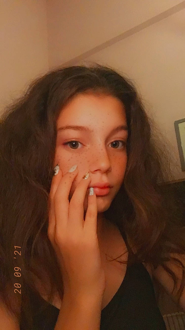 Hortense participe au concours pour gagner de l'argent avec cette photo : cheek, chin, ear, eye, eyebrow, eyelash, face, flash_photography, forehead, gesture, hair, hand, jaw, lip, mouth, neck, nose, person, shoulder, skin