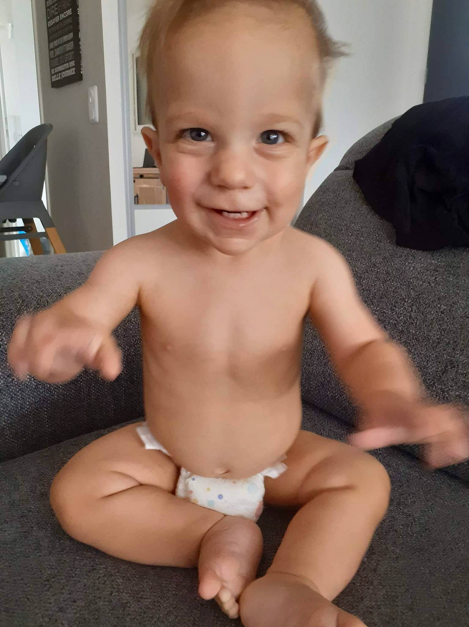 Tom participe au concours pour gagner de l'argent avec cette photo : baby_toddler_clothing, cheek, eye, face, finger, hair, hand, head, human_body, iris, joint, joy, leg, lip, mouth, muscle, nose, person, shoulder, skin