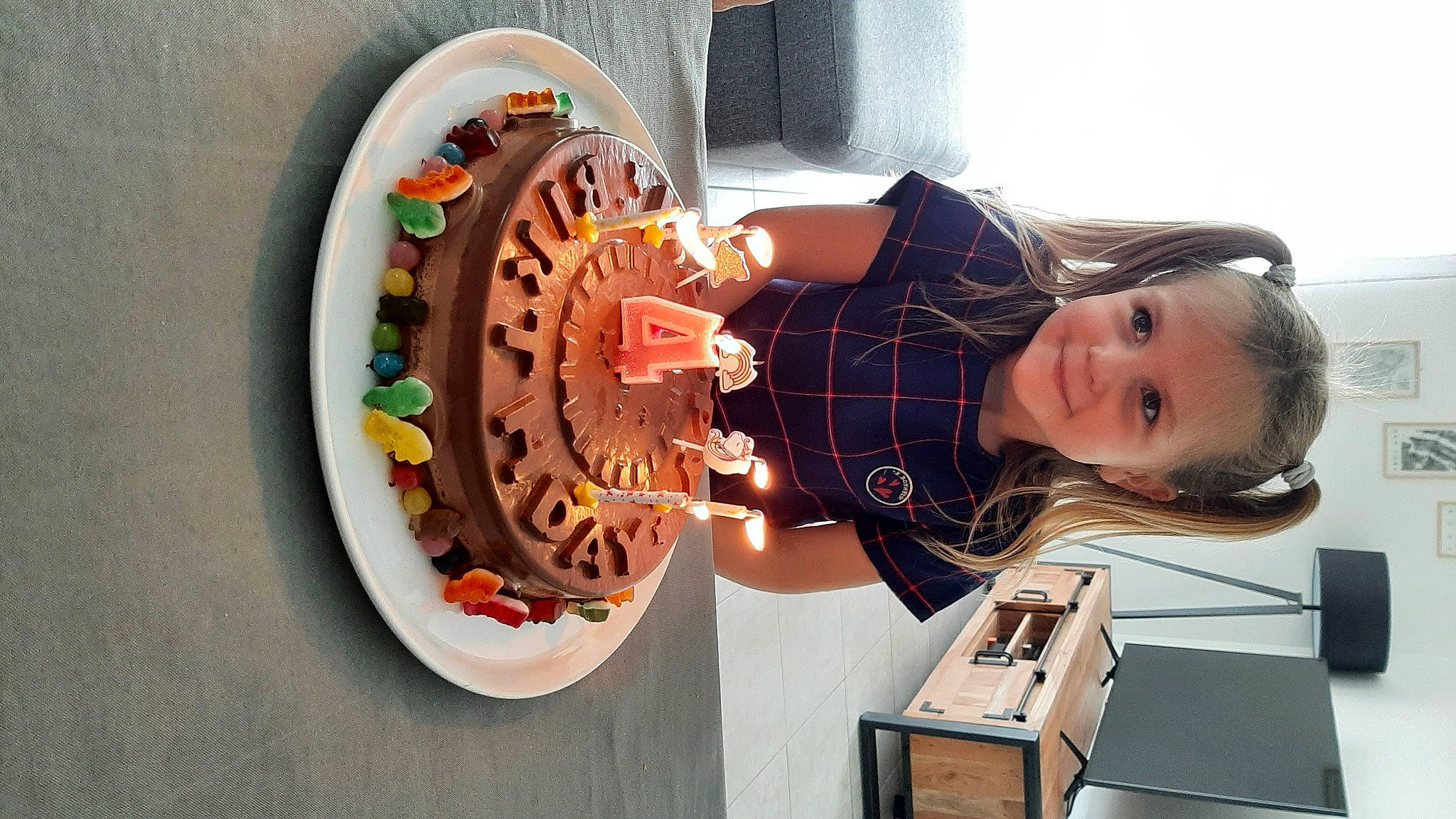 Margaux participe au concours pour gagner de l'argent avec cette photo : auto_part, automotive_wheel_system, baking, box, circle, dessert, fashion_accessory, finger_food, food, fun, home_accessories, interior_design, joy, machine, person, plate, recipe, room, shipping_box, toddler