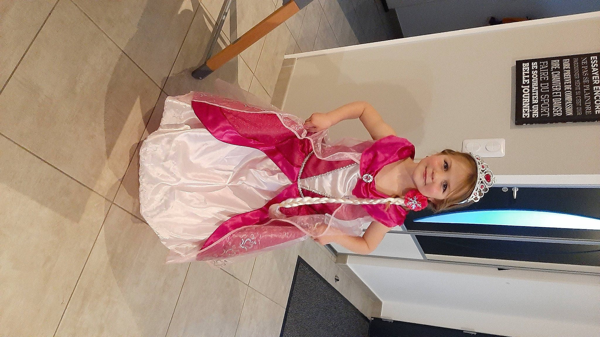 Margaux participe au concours pour gagner de l'argent avec cette photo : automotive_design, display_device, drawer, dress, fashion_design, flooring, fun, home_appliance, joy, machine, magenta, major_appliance, person, picture_frame, pink, room, sandal, smile, toddler