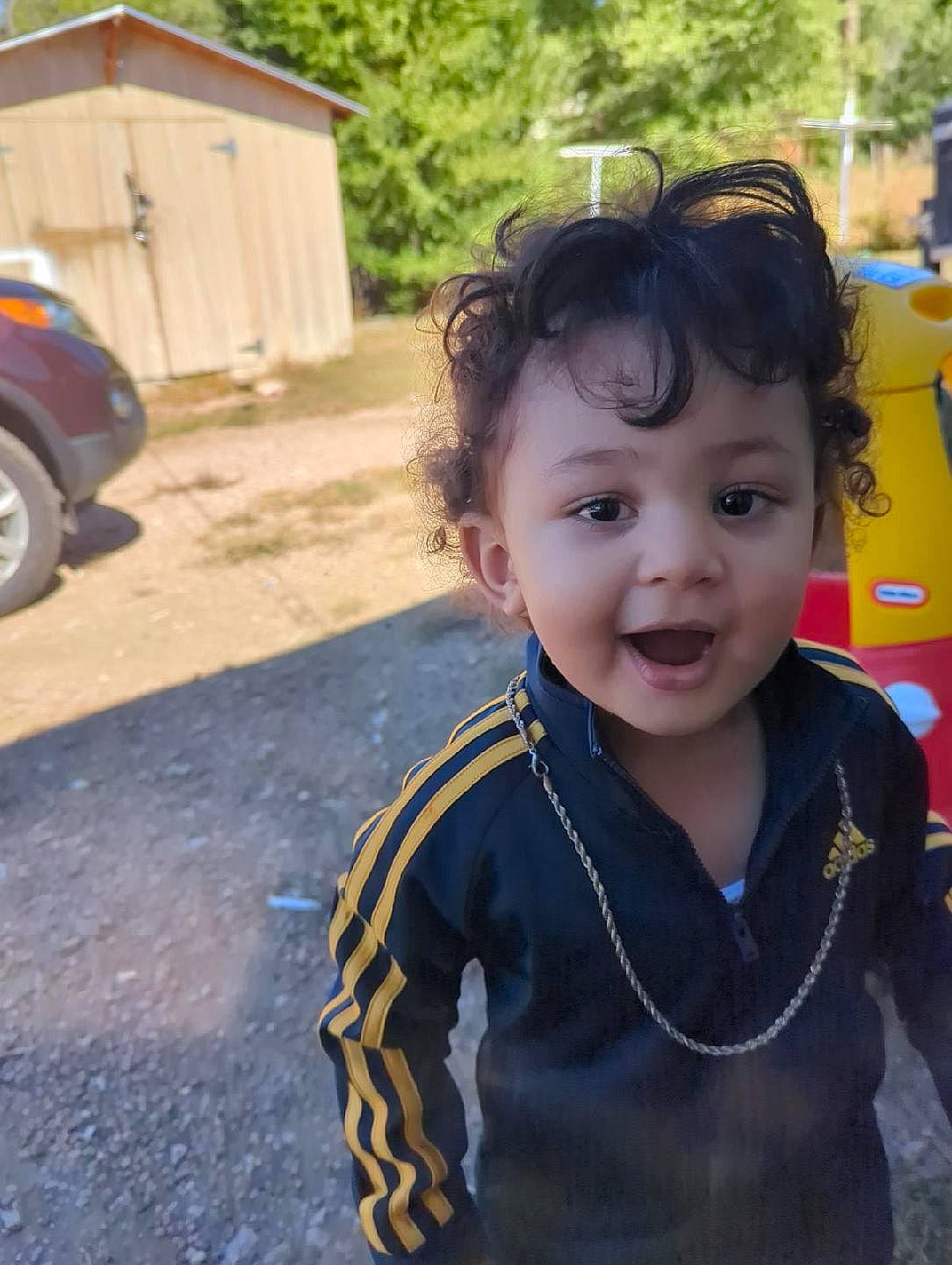 Giovanni is registered to the contest to win money with this photo: asphalt, automotive_tire, baby_toddler_clothing, dress, electric_blue, eyewear, fun, grass, hairstyle, happy, jewellery, person, plant, sleeve, smile, sunglasses, tire, toddler, tree, vehicle_door