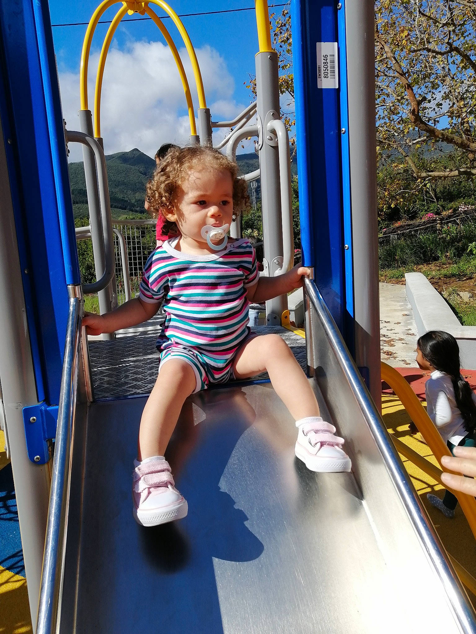 Aya participe au concours pour gagner de l'argent avec cette photo : baby_toddler_clothing, blue, child, chute, city, electric_blue, fun, leisure, nonbuilding_structure, outdoor_play_equipment, person, plant, play, playground, recreation, shorts, sky, smile, t_shirt, toddler