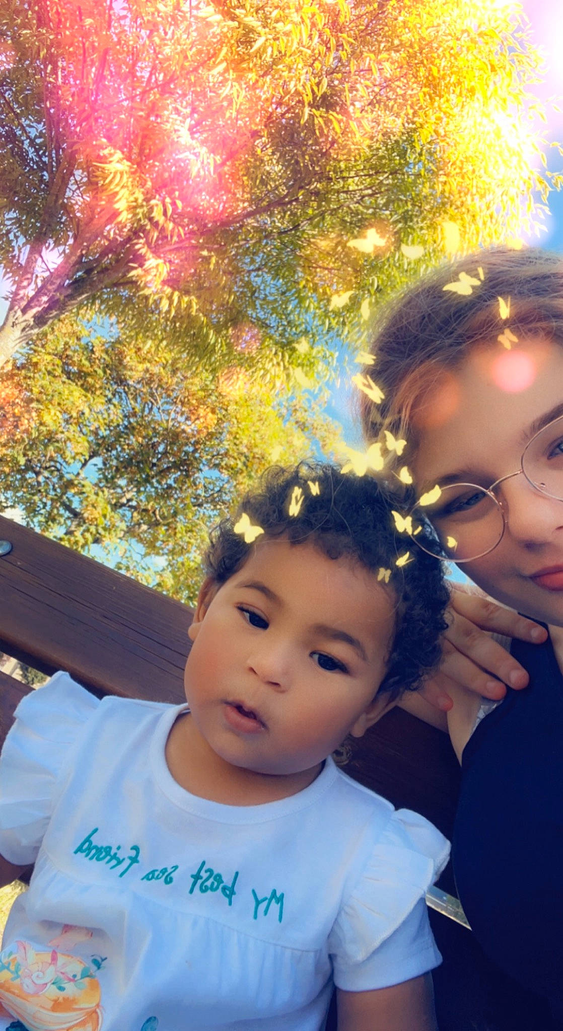 Niakale participe au concours pour gagner de l'argent avec cette photo : art, beauty, child, electric_blue, event, flash_photography, fun, gesture, glasses, happy, head, iris, leisure, light, people_in_nature, person, photograph, plant, sky, toddler