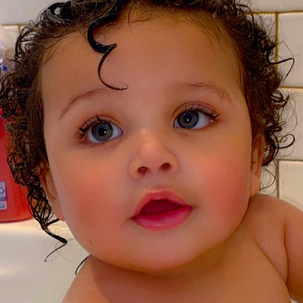 River is registered to the contest to win money with this photo: baby, back, bathing, bathtub, bodypart, cosmetics, face, finger, hand, happy, head, lipstick, mouth, person, photography, portrait, smile, teeth, tile, tub