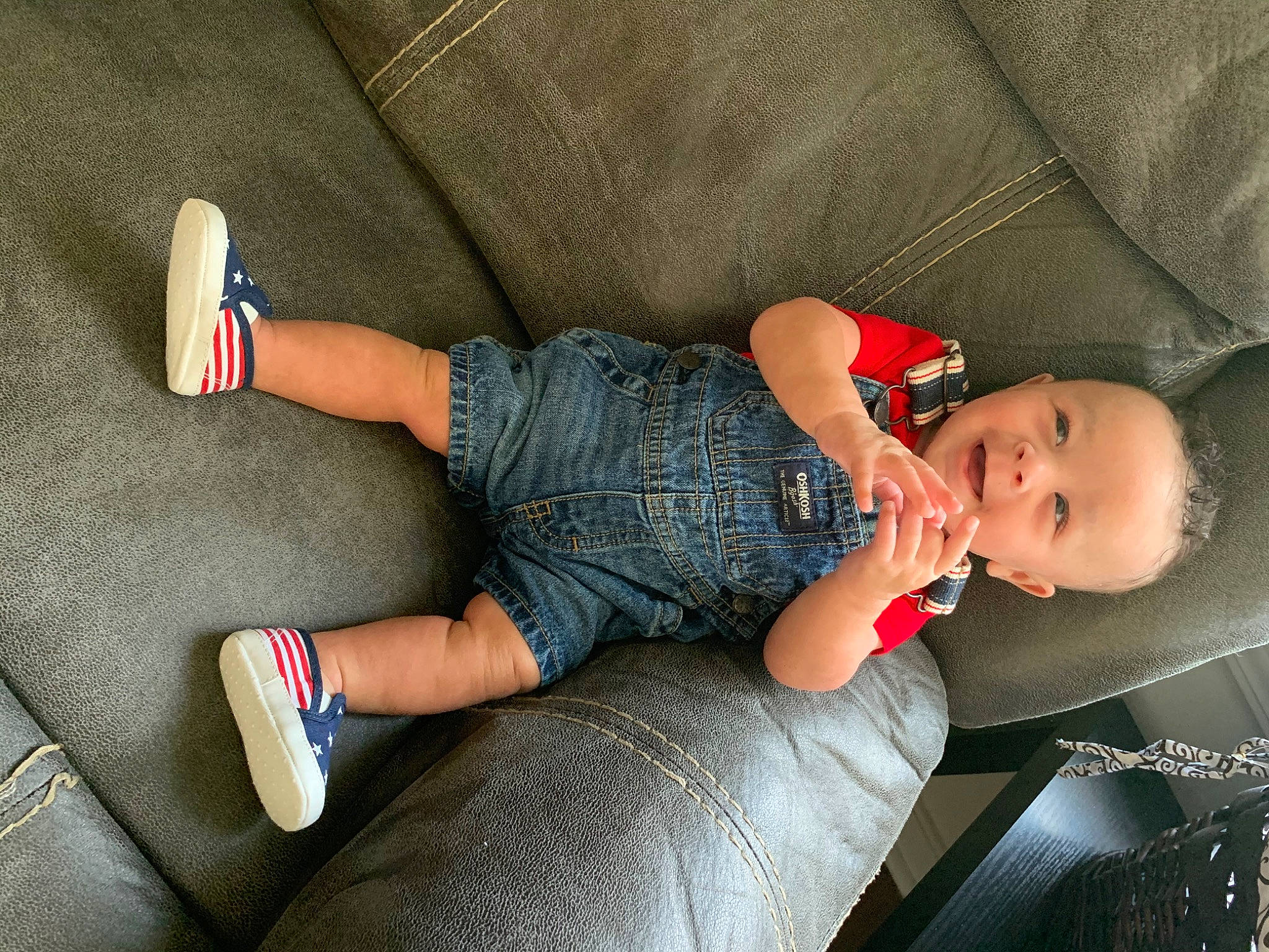 Xayvian is registered to the contest to win money with this photo: arm, baby, child, finger, footwear, hand, human_leg, jeans, knee, leg, person, shoe, sitting, toddler