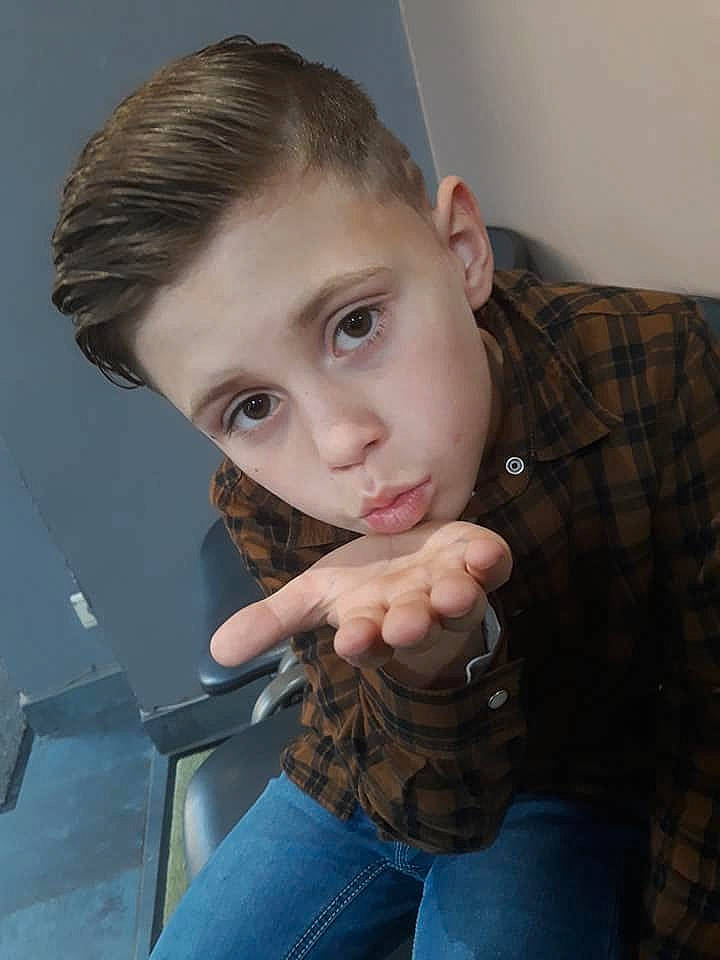 Bradley participe au concours pour gagner de l'argent avec cette photo : child, face, finger, gesture, hair, hand, jaw, nose, person, smile