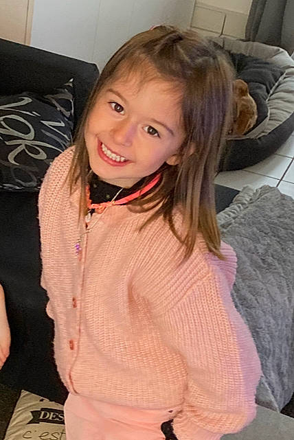 Louise participe au concours pour gagner de l'argent avec cette photo : cheek, child, comfort, eye, face, finger, floor, flooring, fun, hair, hairstyle, happy, head, iris, joy, person, shoulder, skin, sleeve, smile