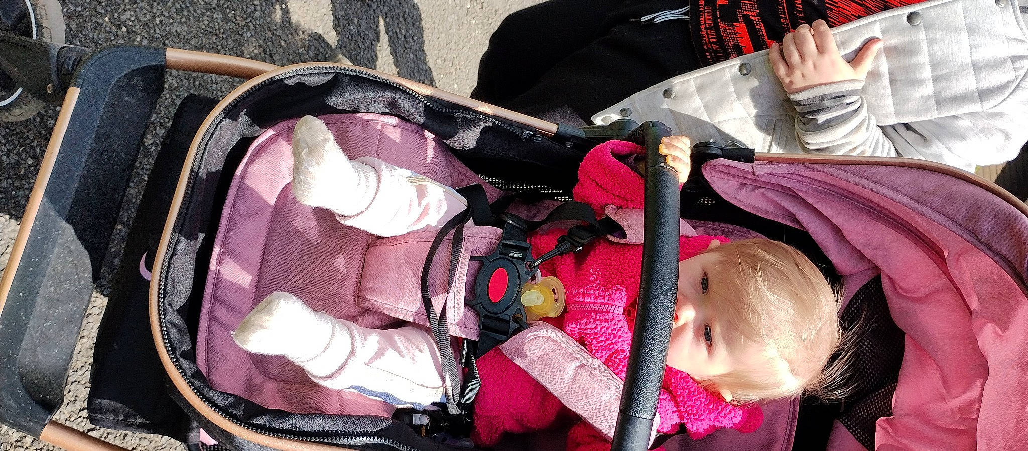 Shanna a rejoint le concours — aidez-le/la à gagner de superbes lots ! auto_part, baby, baby_carriage, baby_products, baby_toddler_clothing, bag, car_seat, child, comfort, event, fashion_accessory, fun, luggage_and_bags, magenta, person, pink, recreation, toddler, tree