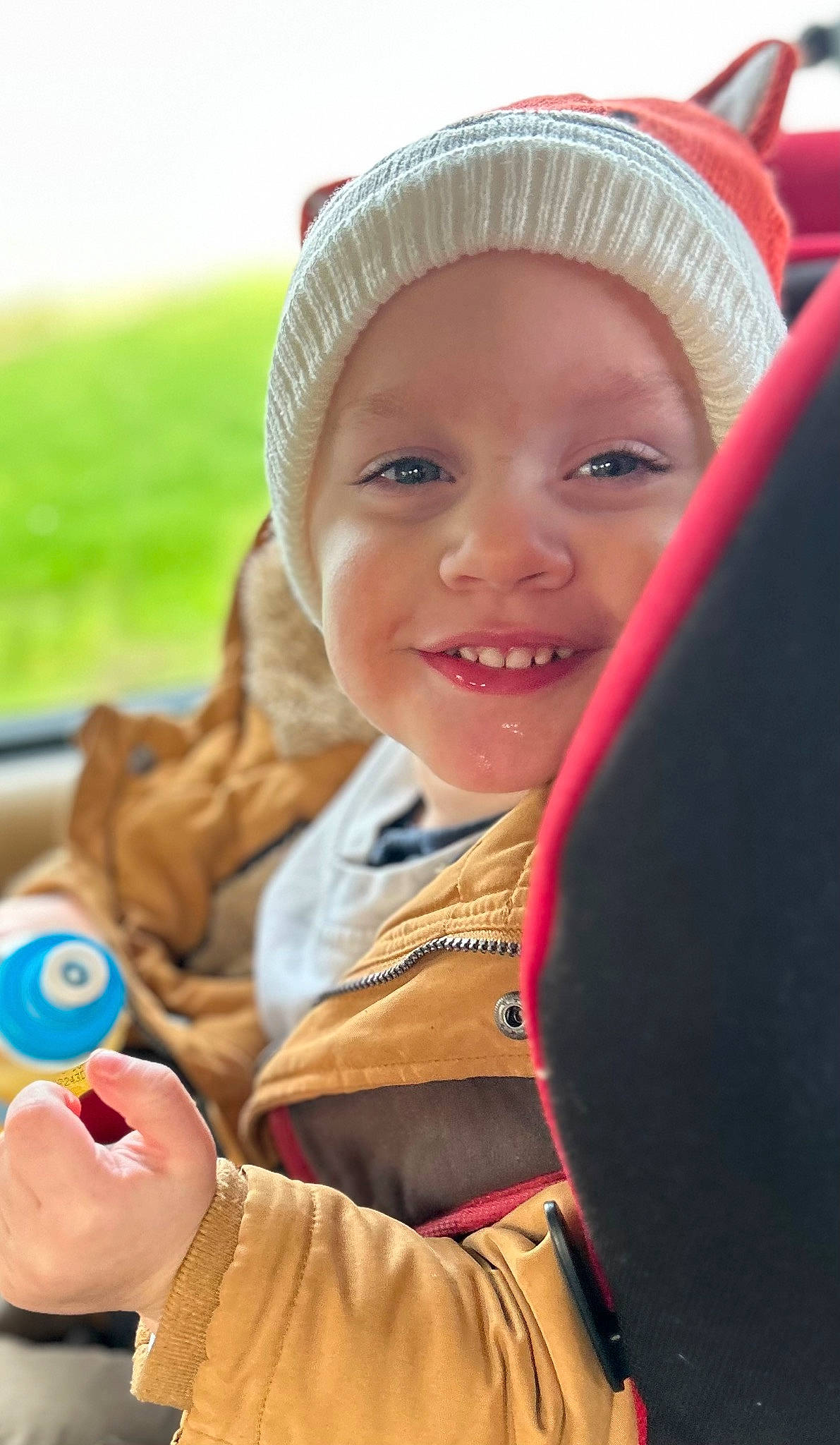 Samuel participe au concours pour gagner de l'argent avec cette photo : cap, child, eye, face, facial_expression, fashion_accessory, fun, happy, headgear, headwear, leisure, magenta, nose, person, recreation, sitting, skin, smile, toddler, toy