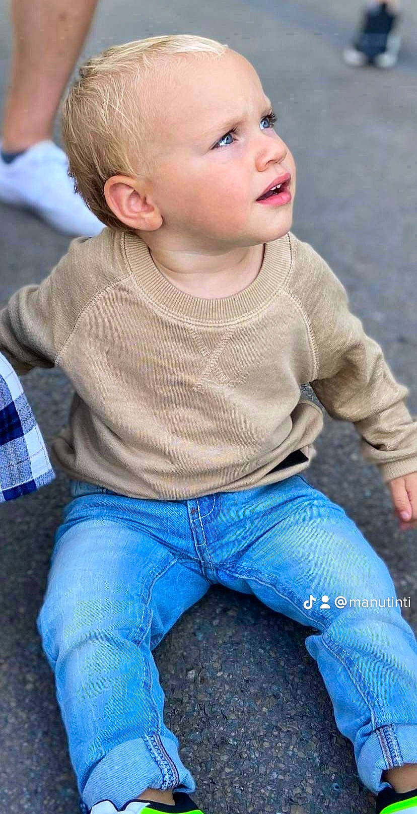 Samuel a rejoint le concours — aidez-le/la à gagner de superbes lots ! baby_toddler_clothing, blue, cheek, child, cool, eye, fun, grass, hairstyle, happy, human_body, iris, jeans, lip, nose, person, skin, sleeve, standing, toddler