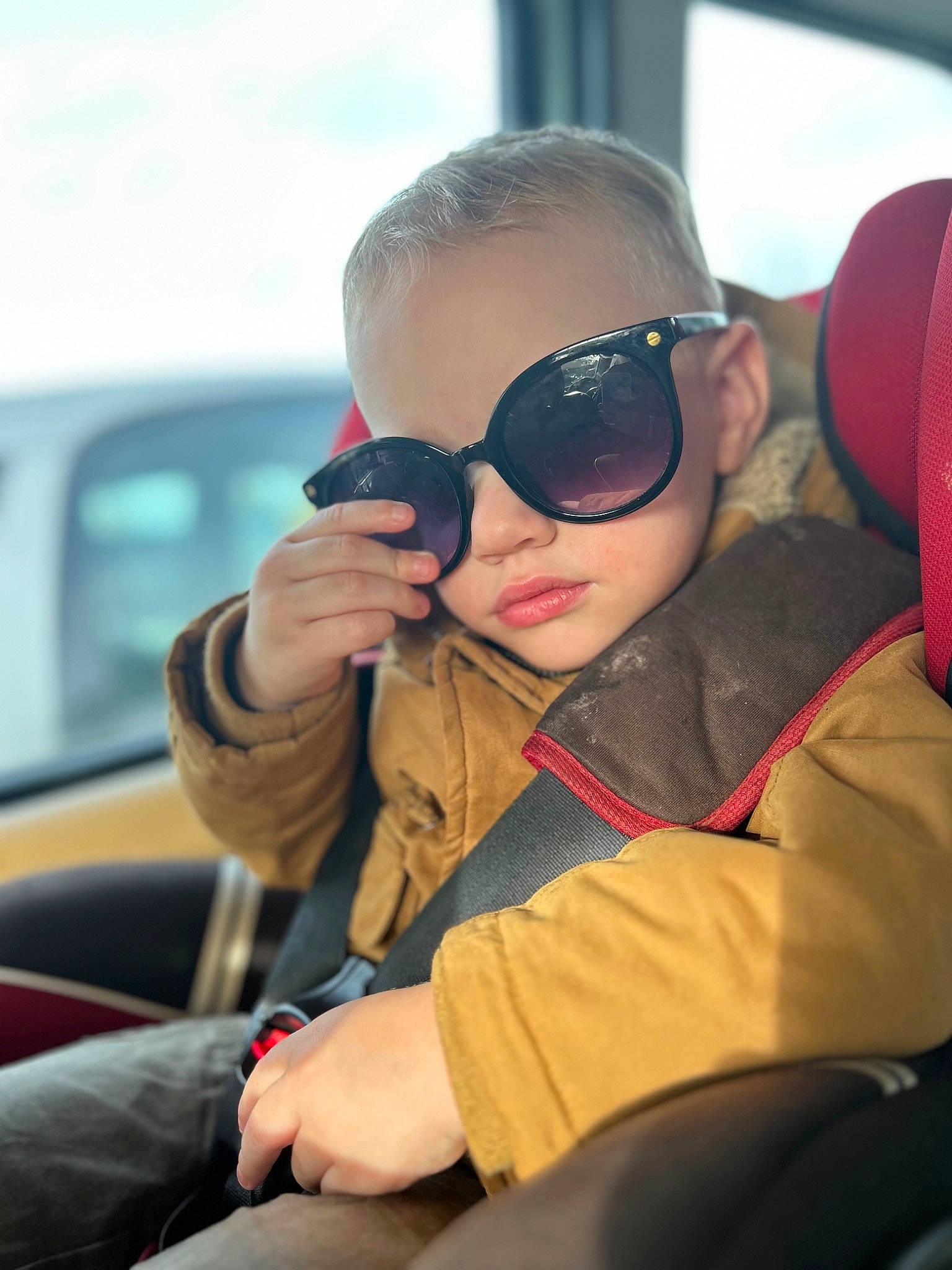 Samuel participe au concours pour gagner de l'argent avec cette photo : automotive_design, automotive_exterior, car, child, comfort, cool, eyewear, fun, glasses, goggles, hairstyle, motor_vehicle, person, personal_luxury_car, personal_protective_equipment, sky, sunglasses, toddler, travel, vehicle_door