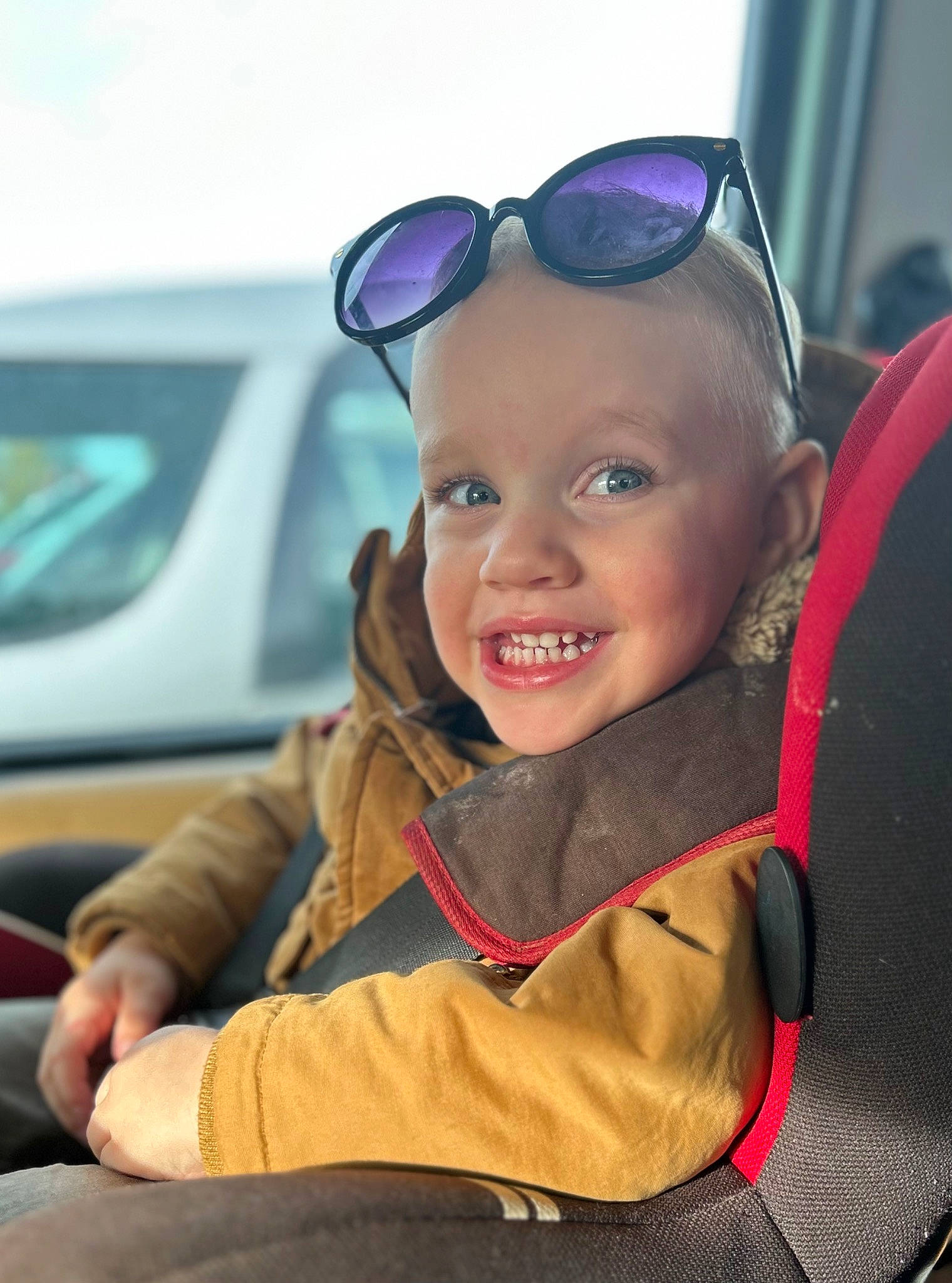 Samuel a rejoint le concours — aidez-le/la à gagner de superbes lots ! car, car_seat, cool, electric_blue, eyewear, face, facial_expression, fun, goggles, happy, head, headwear, hood, joy, leisure, people, person, smile, sunglasses, toddler
