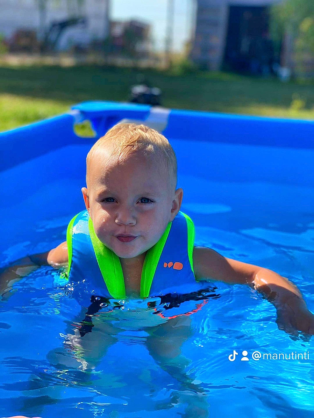 Samuel participe au concours pour gagner de l'argent avec cette photo : azure, baby, baby_products, baby_toddler_clothing, bathing, blue, child, electric_blue, fun, grass, happy, inflatable, leisure, leisure_centre, person, personal_protective_equipment, recreation, swimmer, swimming_pool, toddler