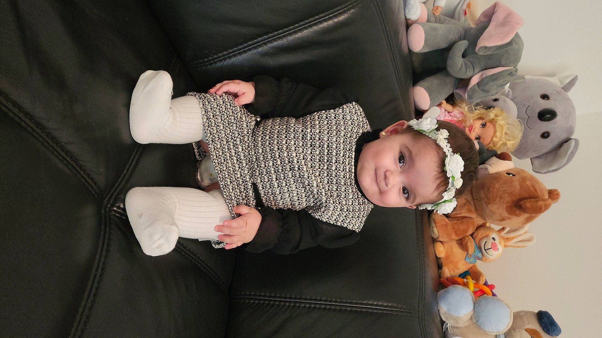 Lea a rejoint le concours — aidez-le/la à gagner de superbes lots ! baby, baby_products, baby_toddler_clothing, child, comfort, fun, happy, joy, lap, person, room, sitting, sleeve, smile, sock, toddler, toy, wood