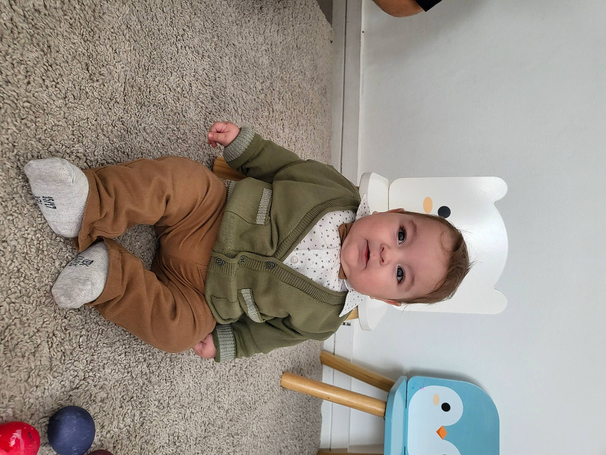 Mateo participe au concours pour gagner de l'argent avec cette photo : baby, baby_toddler_clothing, child, comfort, flooring, head, joy, knee, person, play, room, sitting, toddler, toy, wood