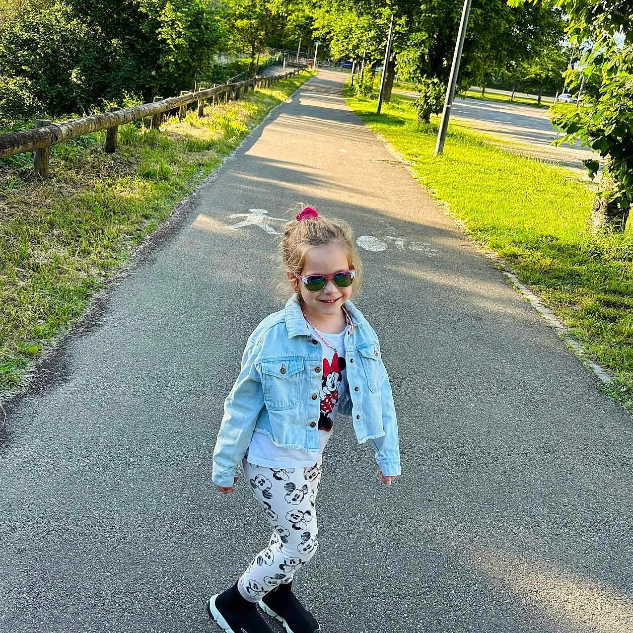 Chloa a rejoint le concours — aidez-le/la à gagner de superbes lots ! accessories, car, child, clothing, coat, female, girl, glasses, jacket, jeans, jewelry, necklace, outdoors, pants, person, sitting, sleeve, standing, transportation, vehicle
