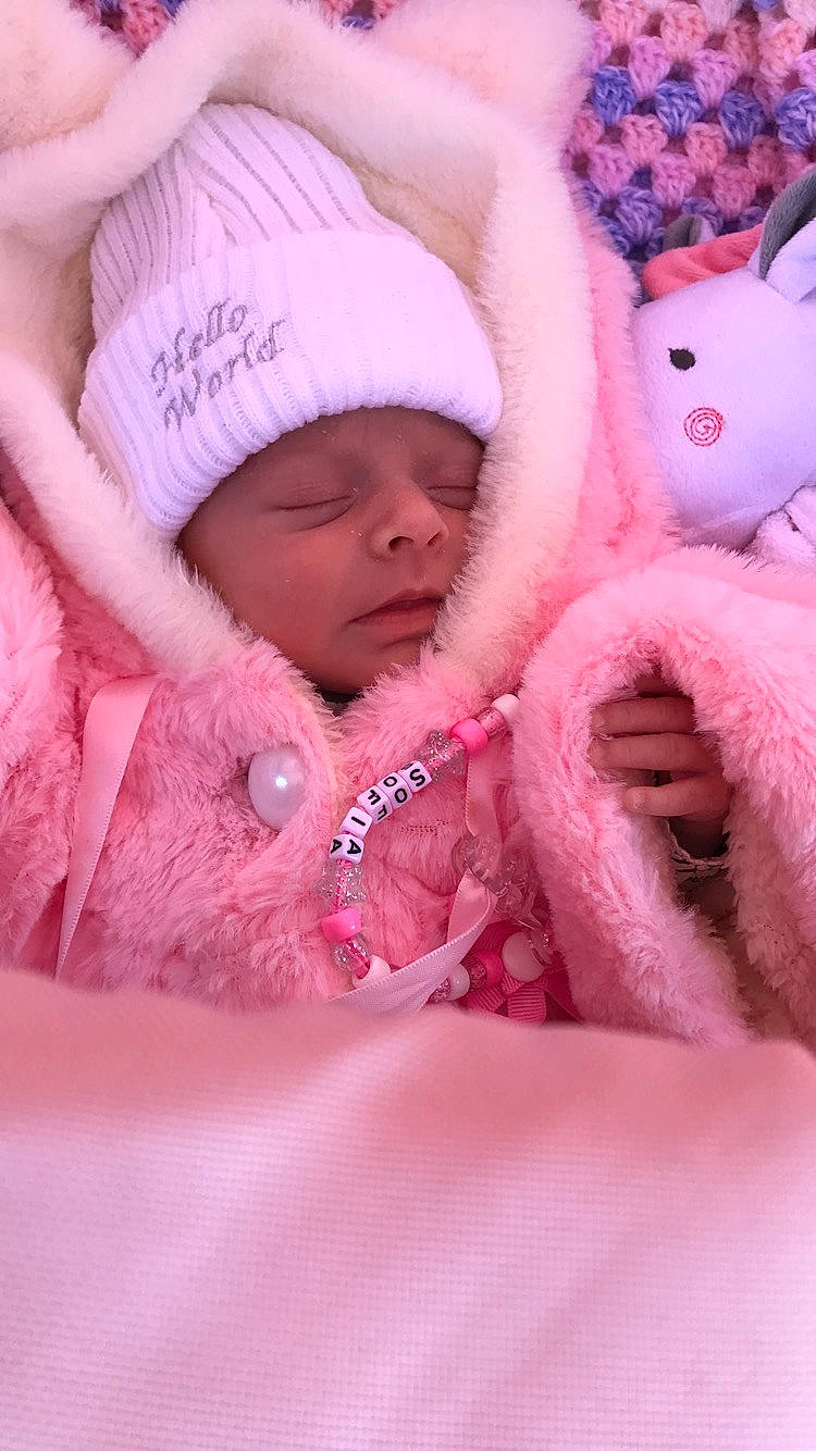 Sofia is registered to the contest to win money with this photo: