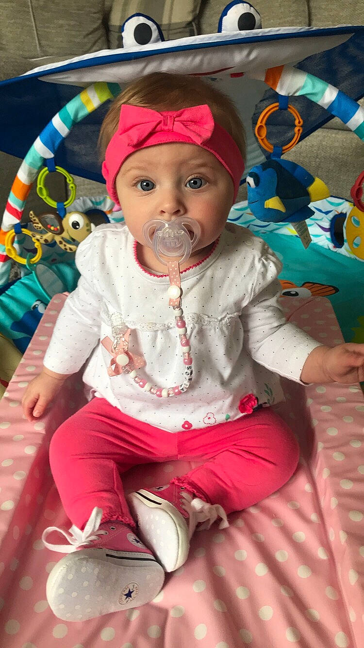 Sofia is registered to the contest to win money with this photo: