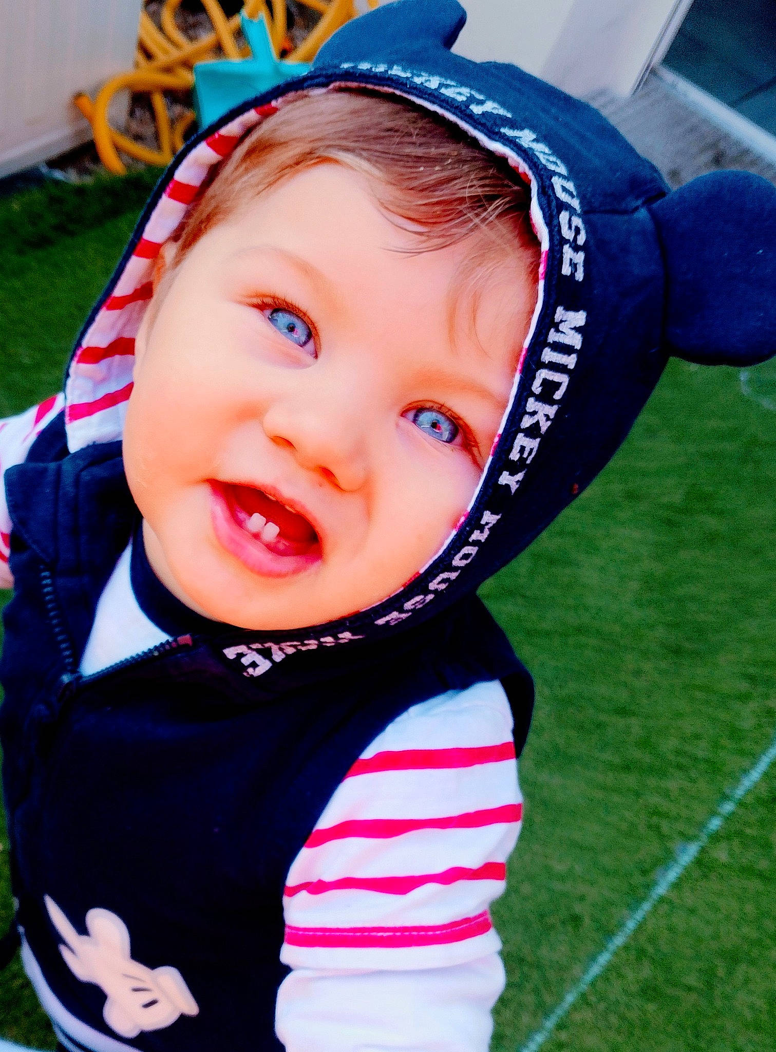 Leo a rejoint le concours — aidez-le/la à gagner de superbes lots ! baby, baby_toddler_clothing, blue, cap, child, electric_blue, eye, face, fashion_accessory, fun, grass, happy, hat, headgear, headwear, leisure, people_in_nature, person, personal_protective_equipment, recreation