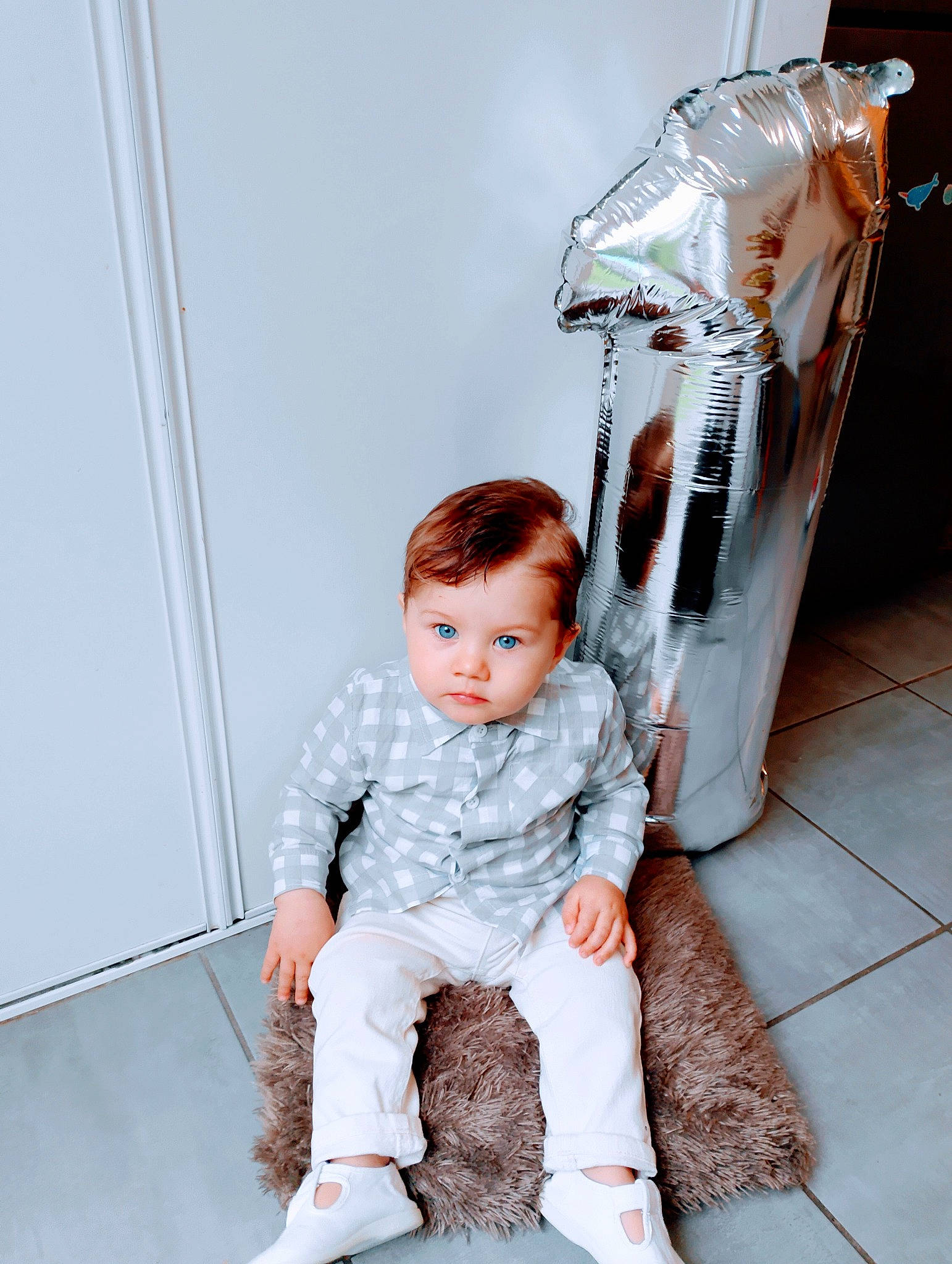 Leo participe au concours pour gagner de l'argent avec cette photo : baby, baby_toddler_clothing, child, costume, denim, fashion_design, flooring, foot, fun, fur, knee, person, portrait_photography, room, sitting, sleeve, standing, t_shirt, thigh, toddler