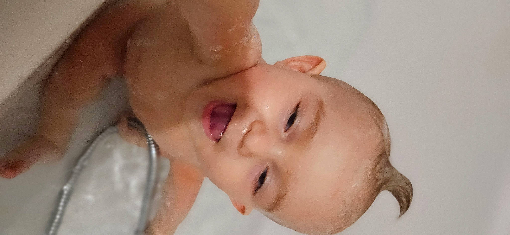 Yanaël a rejoint le concours — aidez-le/la à gagner de superbes lots ! baby, baby_toddler_clothing, cheek, child, ear, eyelash, fashion_accessory, gesture, hair_accessory, happy, headgear, iris, jaw, lip, nail, neck, nose, person, portrait_photography, smile