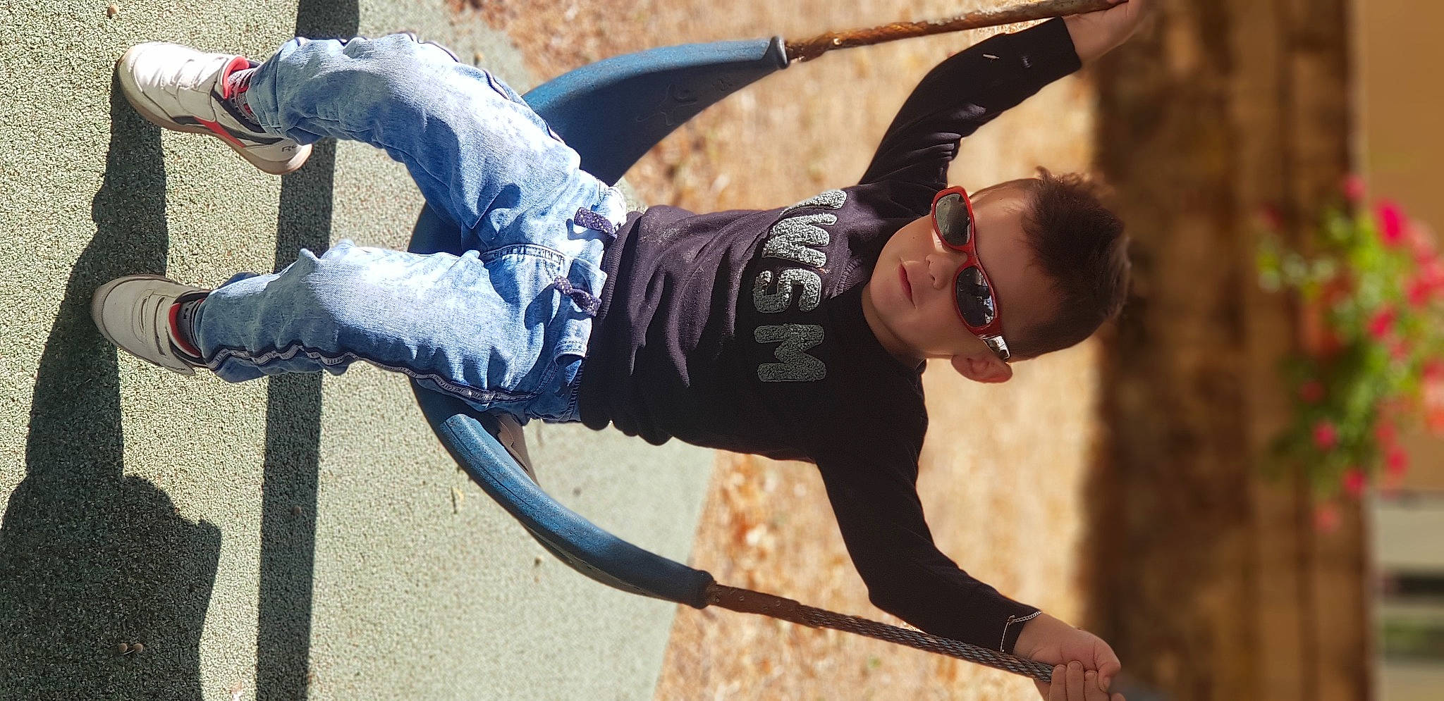 Sélyano a rejoint le concours — aidez-le/la à gagner de superbes lots ! adventure, dance, entertainment, event, eyewear, flash_photography, fun, happy, leisure, performing_arts, person, playground, recreation, rolling, rope, sports, street_fashion, street_stunts, swing, t_shirt